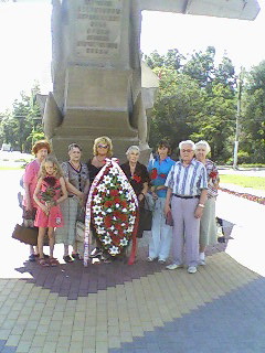 В день ВВС России  члены Движения вдов военнослужащих возложили памятный венок и цветы к памятнику погибших летчиков 