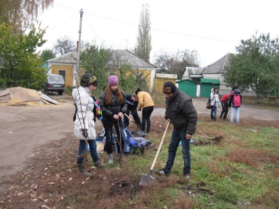 Члены школьного экологического объединения «Родник» МОУ СОШ № 40 высадили на переулке Каштановый 12 каштанов.  